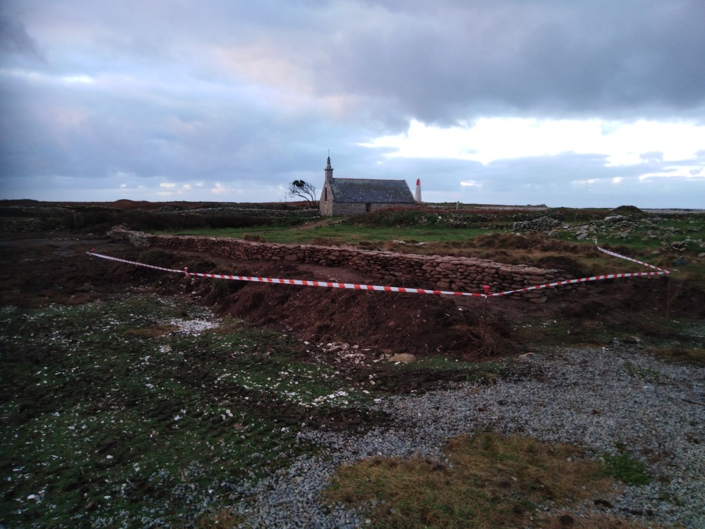 Restauration d&rsquo;anciens murets agricoles sur l&rsquo;île de&nbsp;Sein